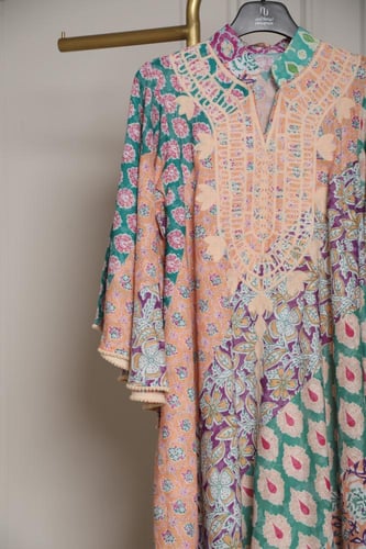 جلابية نسائي رمضانية بنقوش تراثية وألوان ناعمة