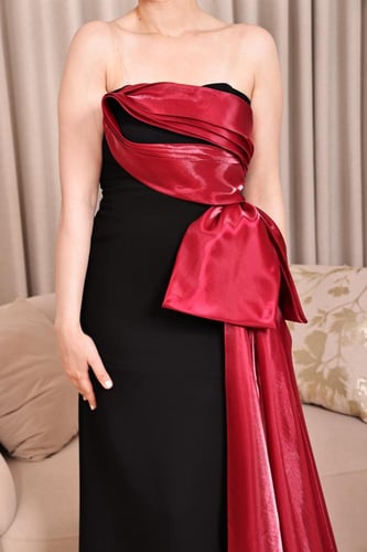 فستان سهرة أسود بتفاصيل ساتان عنابية