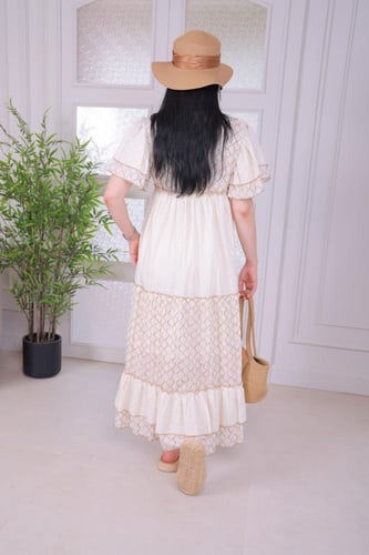 فستان صيفي مزخرف بتفاصيل دقيقة وأنيقة