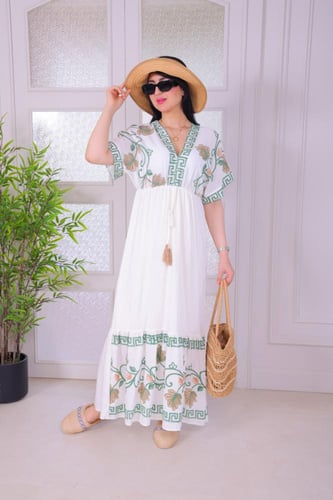 فستان صيفي طويل بتصميم أنيق وألوان هادئة