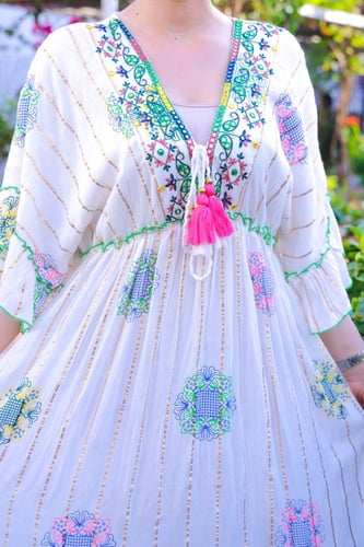 فستان صيفي مزخرف بنقوش زهور ملونة وأنيقة