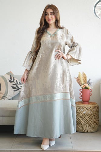 جلابية راقية بلمسات ناعمة ومفعمة بالأنوثة لونين