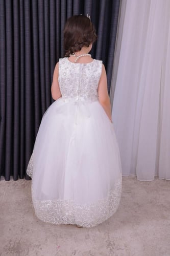 فستان بناتي أبيض بتصميم سندريلا فاخر