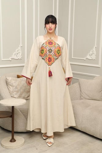 جلابية باللون البيج مع تطريز فاخر في الصدر