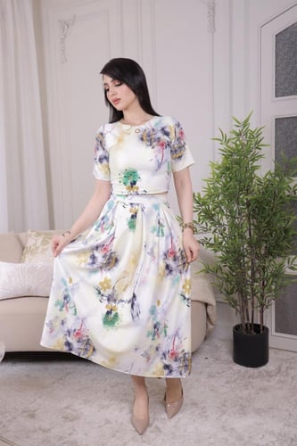 طقم نسائي بتصميم أنيق وعصري نقوش زهرية ملونة