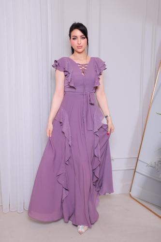 فستان سهرة بكشكش وتفاصيل جذابة مع فتحة عنق عصرية