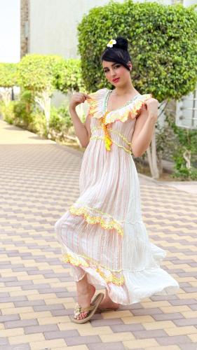 فستان صيفي أنيق بتفاصيل ناعمة وعصرية