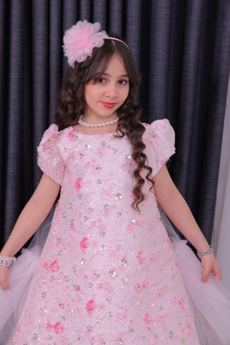 فستان بناتي وردي لؤلؤي بتفاصيل ملكية ناعمة