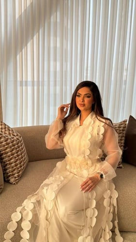 فستان قطعتين بتصميم فاخر وطبقة شيفون مزينة بالورود