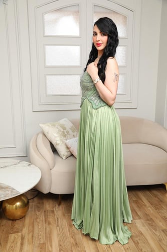 فستان سهرة فخم بتصميم راقٍ وأنثوي