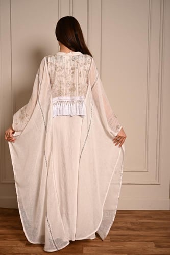 جلابية بيضاء فاخرة بتطريز لامع وأكمام واسعة