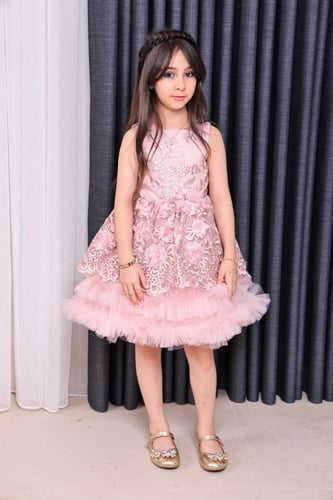 فستان بناتي فخم بلون وردي بتفاصيل دانتيل وتول طبقا...