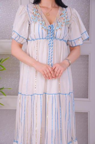 فستان صيفي مزخرف بتصميم مريح وأنيق