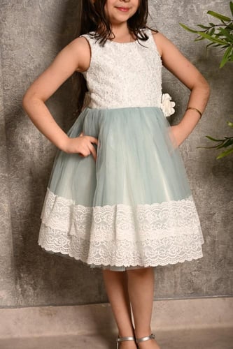 فستان بناتي منفوش باللون السماوي مع الدانتيل الأبي...