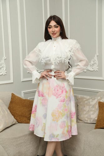 طقم العيد بلوزة دانتيل أبيض وتنورة موردة