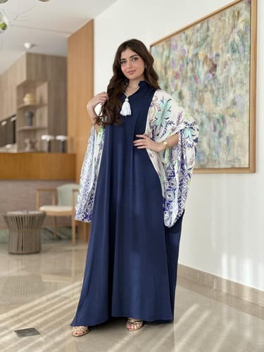 جلابية نسائية بأكمام واسعة ملوّنة ولمسة أنيقة