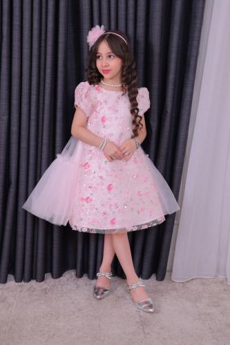 فستان بناتي وردي لؤلؤي بتفاصيل ملكية ناعمة