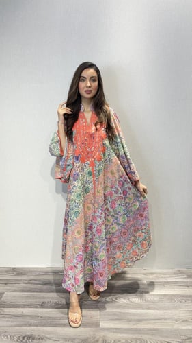 جلابية راقية بلمسات ناعمة ومفعمة بالأنوثة