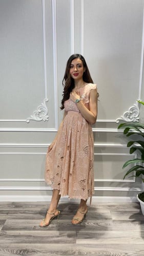 فستان دانتيل فاخر بتصميم أنثوي جذاب للمناسبات