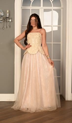 فستان سهرة ذهبي فاتح بتطريز فاخر وقماش تول واسع