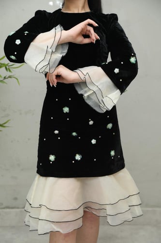 فستان مخملي قصير بتفاصيل لؤلؤية