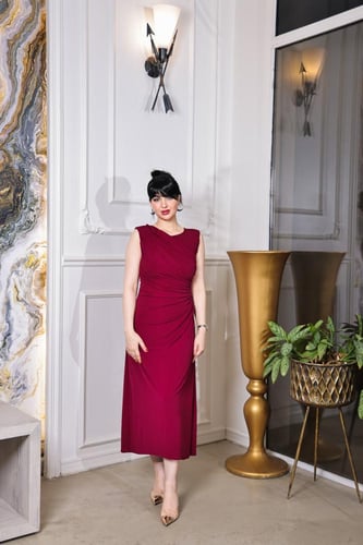 فستان سهرة أنيق باللون العنابي مع تفاصيل كسرات ناع...