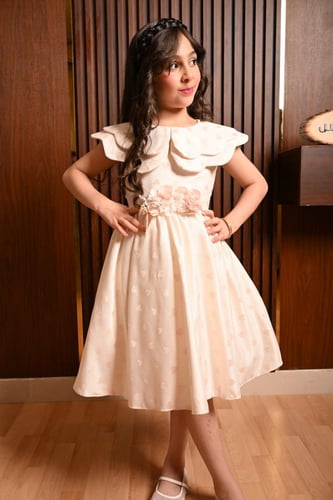 فستان بناتي بنقشة قلوب مع ياقة طبقات