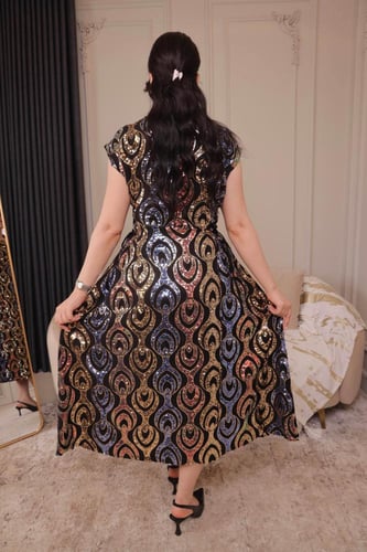 جلابية ميدي فاخر بتصميم أنثوي مزين بالترتر البراق