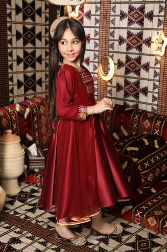 فستان يوم التأسيس بناتي عنابي تراثي