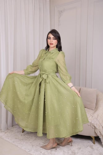 فستان أنيق باللون الأخضر الفاتح بتصميم عصري