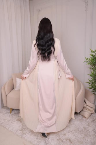 فستان بتصميم أنثوي وأنيق مع تفاصيل لؤلؤية