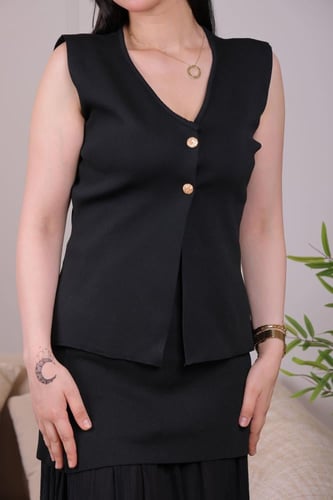 طقم مكون من قميص بلا أكمام مع تنورة طويلة.