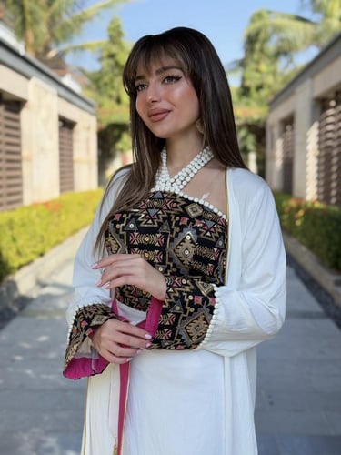 جلابية نسائية بيضاء فاخرة بتصميم تراثي أنيق