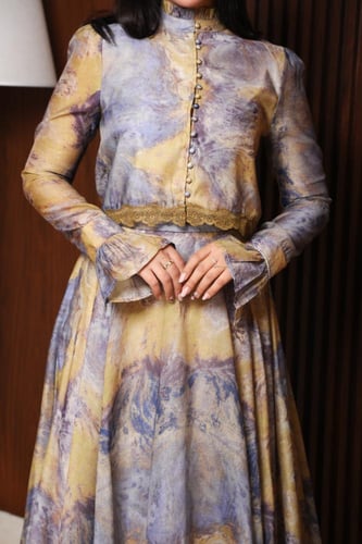 طقم تنورة وبلوزة بنقشة تجريدية فاخرة