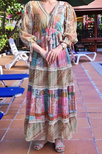 فستان صيفي مزخرف بألوان دافئة وتصميم فريد