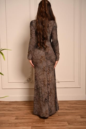 فستان أنيق بقصة انسيابية تبرز القوام