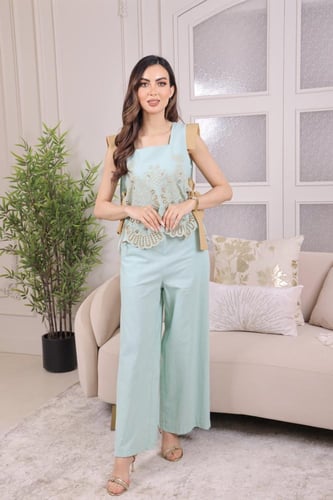 طقم نسائي راقي بلمسات أنثوية فاخرة