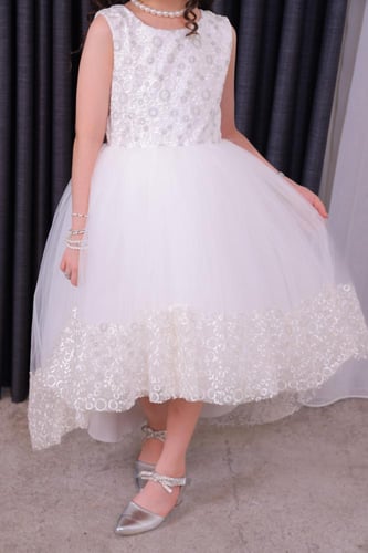 فستان بناتي أبيض بتصميم سندريلا فاخر