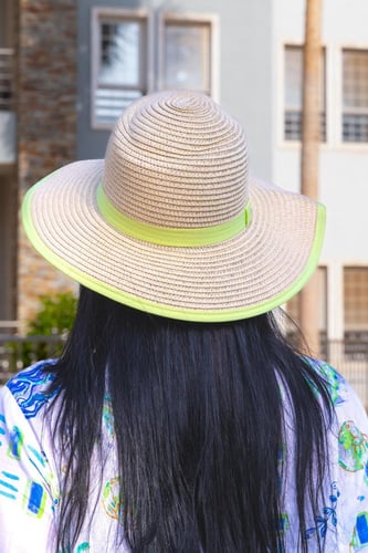 قبعة قش واسعة مع شريط أخضر بتصميم صيفي