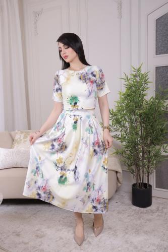 طقم نسائي بتصميم أنيق وعصري نقوش زهرية ملونة