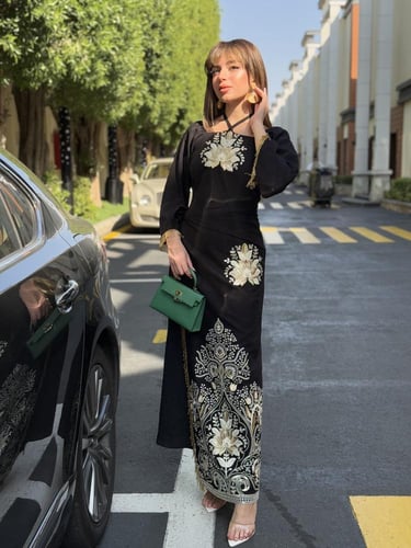 فستان نسائي أنيق باللون الأسود مع تطريز ذهبي فاخر