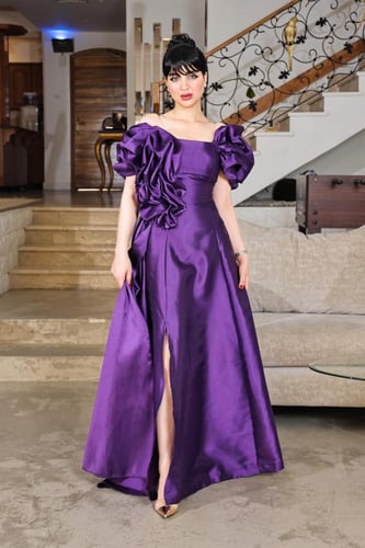 فستان سهرة بنفسجي فاخر مع أكمام منفوشة