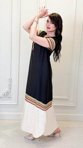 جلابية أنيقة مصممة بأسلوب يجمع بين الفخامة والراحة