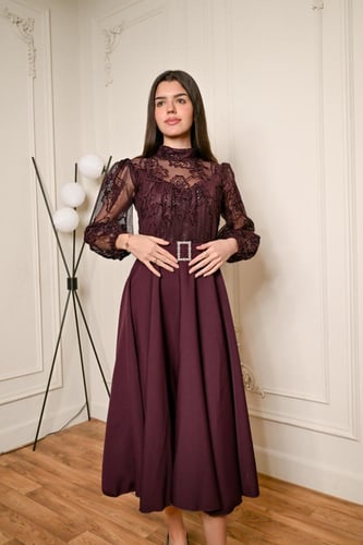 فستان انيق ميدي بتدخيلات دانتيل وحزام