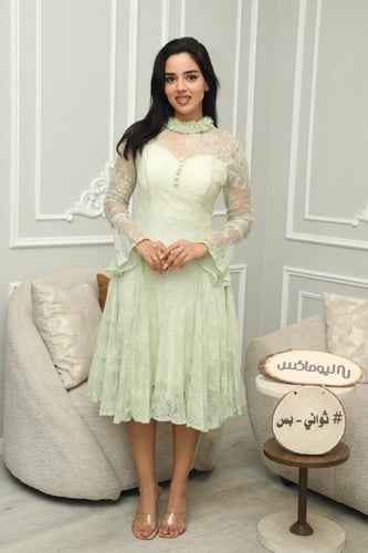 فستان العيد ميدي دانتيل باكمام شفافة