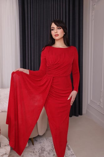 فستان أنيق باللون الأحمر الجذاب