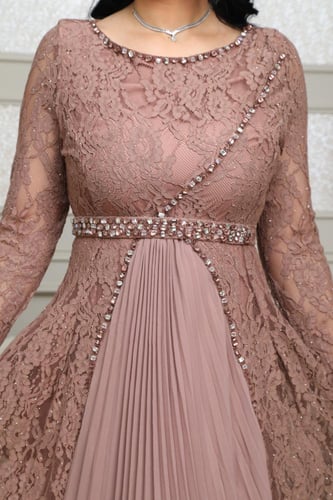 فستان سهرة دانتيل مع كسرات بلمسة راقية