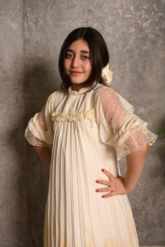 فستان بناتي ناعم باللون البيج