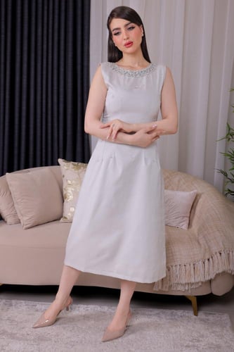 فستان ناعم وأنيق بتفاصيل لامعة