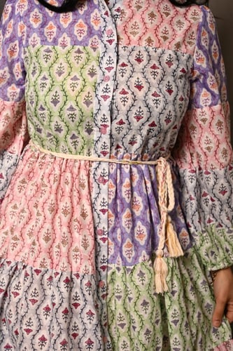 جلابية نسائية مشجرة مع حزام على الخصر